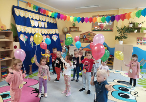 Zabawy dzieci z balonami